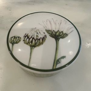 Villeroy & Boch Flora covered sugar bowl, trinket dish, daisy
